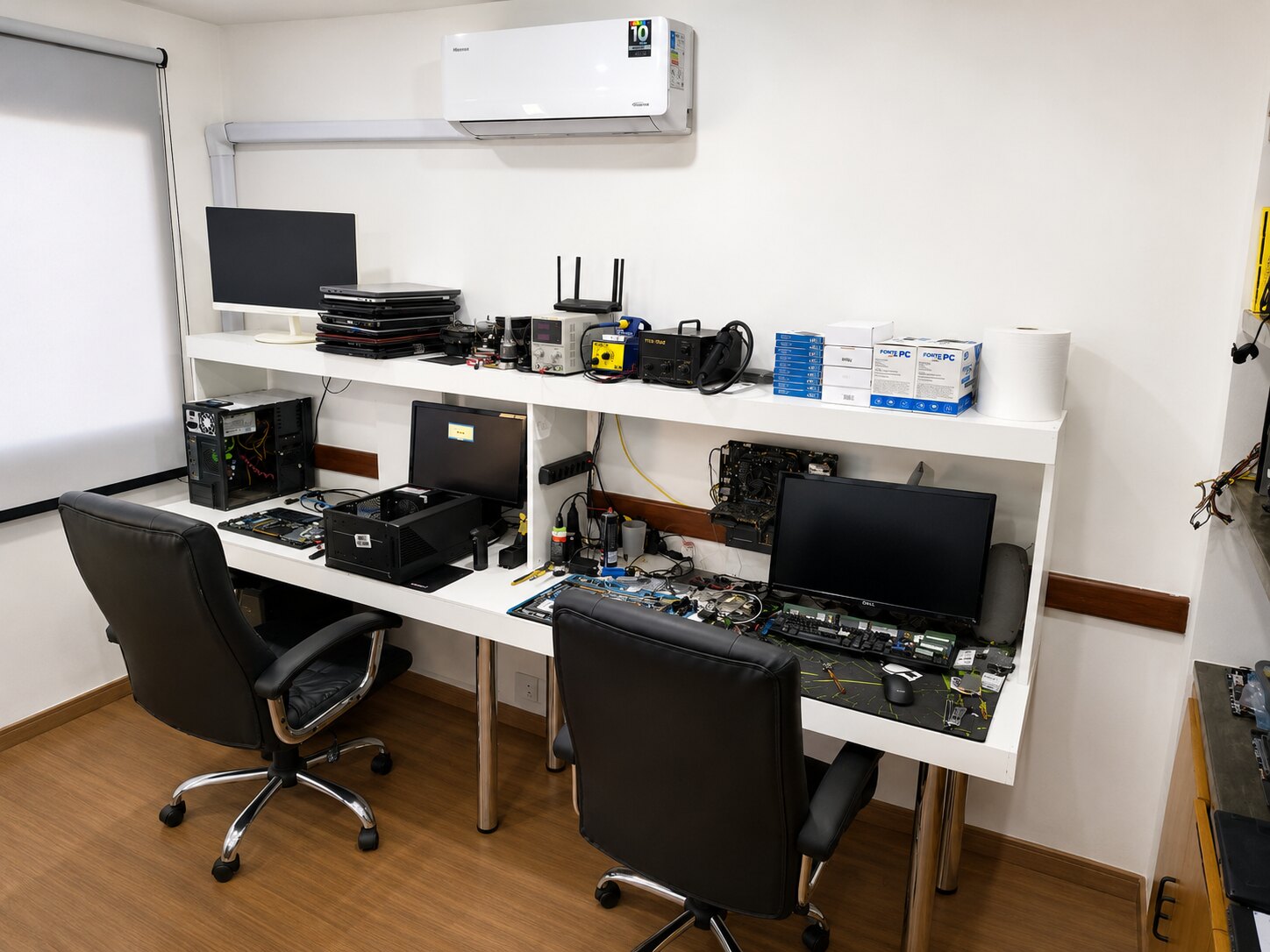 Bancada real do laboratório da Fast Fix Informática